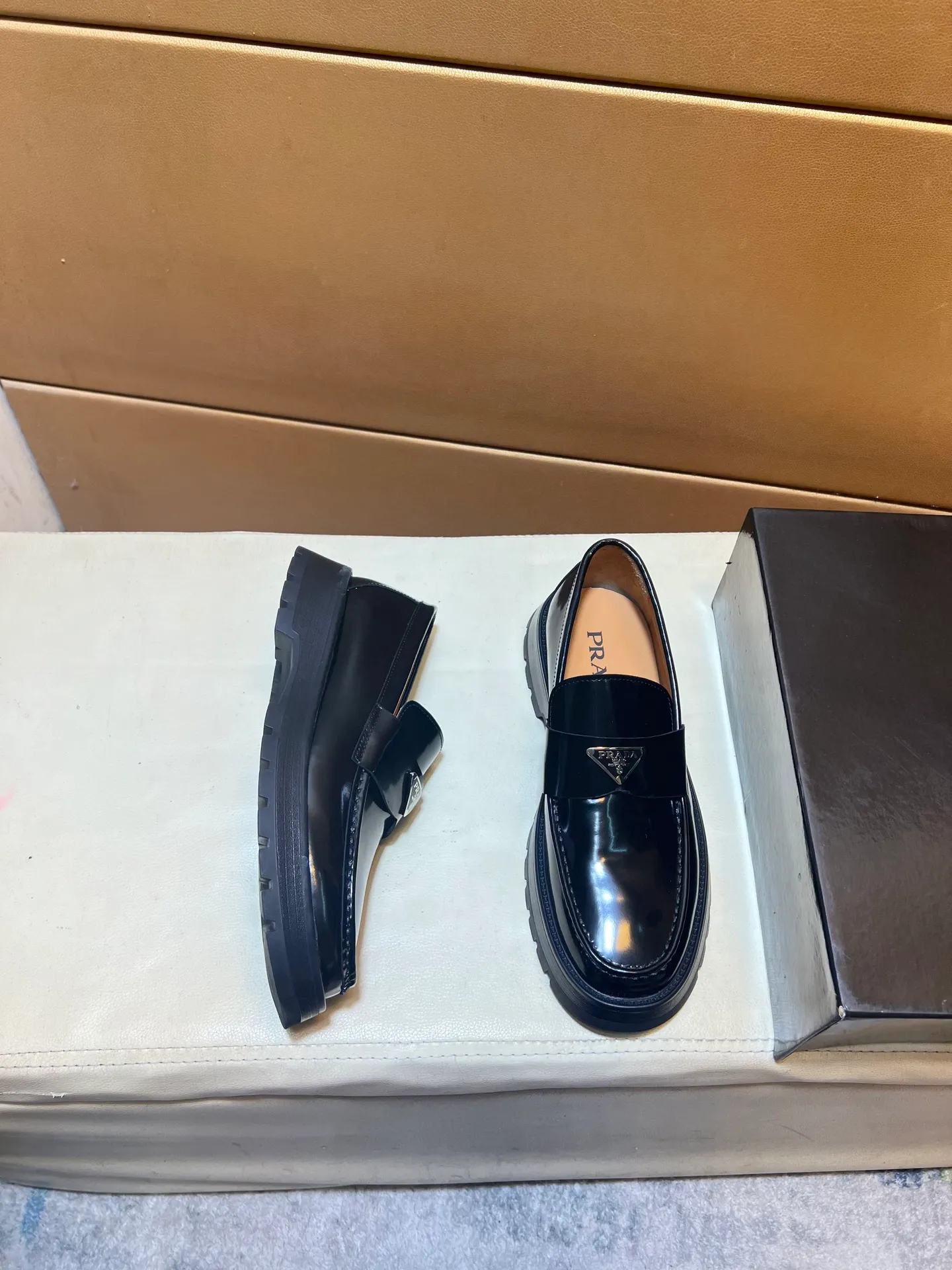 pp440💰👑👑👑 PRADA·PRADA Niuli·Exclusive first launch·～Unique modern style sneakers. Counter purchasing 🏃casual leather shoes😍😍 original shiny leather imported from Italy (refuses to discolor and rub feet) soles: original soles specially provided by the original factory, super cool 😍 lace up and walk with wind 👍 style design ⚠️ super comfortable, wear-resistant and non-slip original soles. Just like shooting the real thing🎬The real thing is better. Suitable for outdoor and driving👍Perfect high-quality sneakers, men's shoe size: 38-44